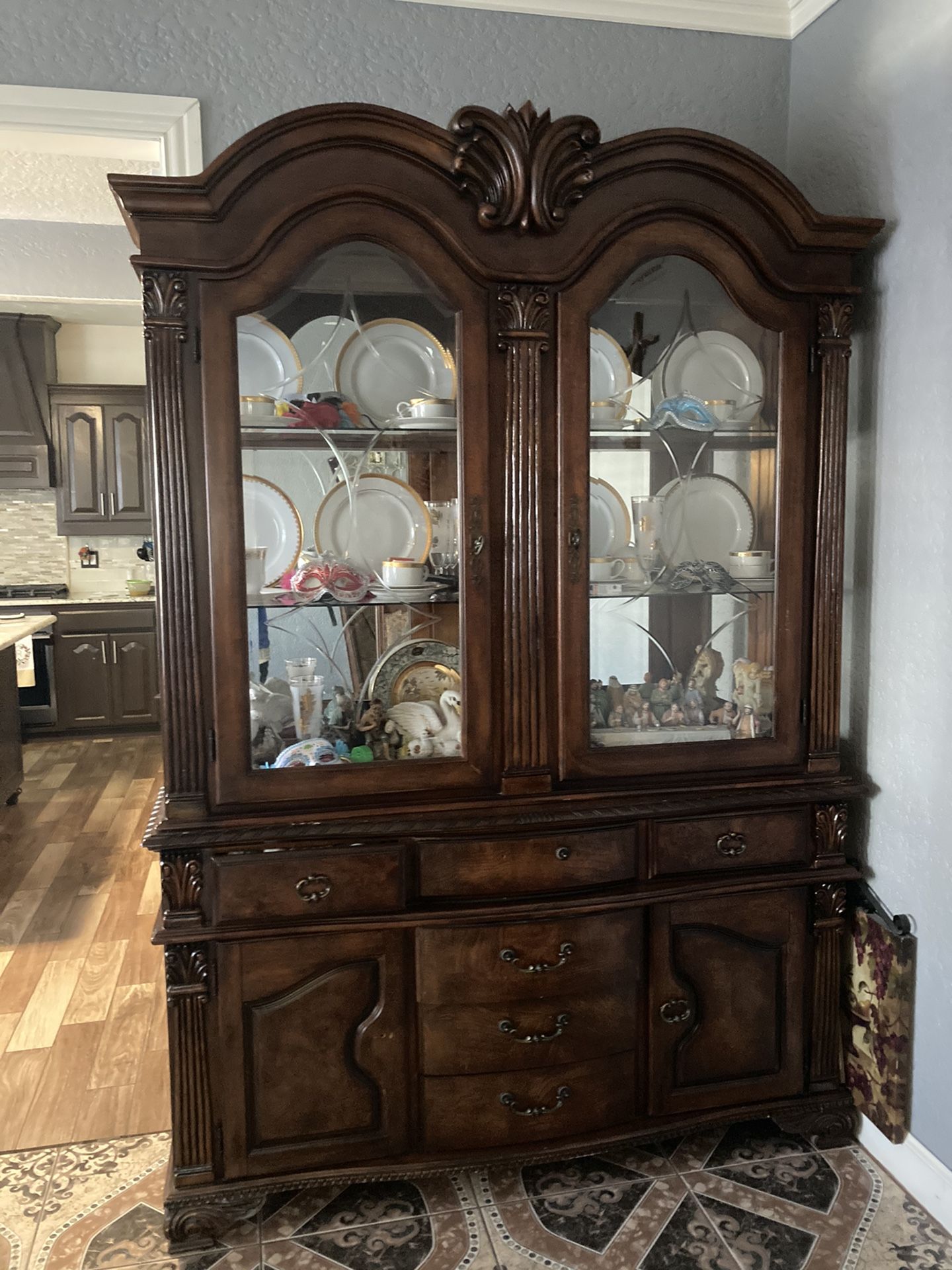 Beautiful China Cabinet With 8 Chairs/w Leaf