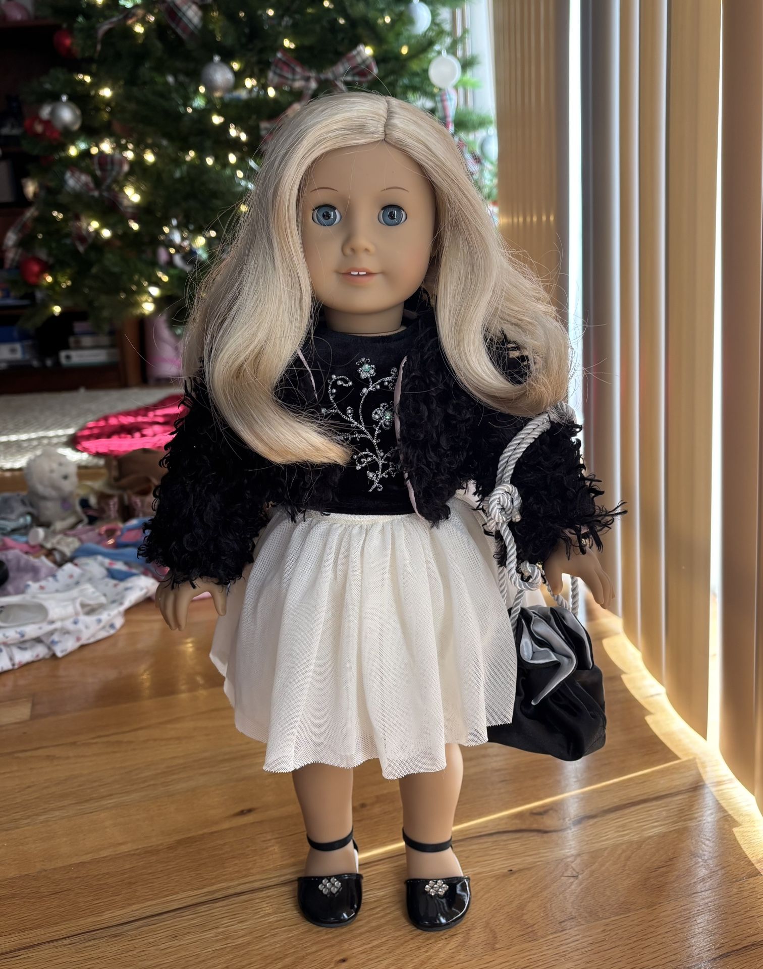 Blonde American Girl Doll With 7 Outfits And Accessories