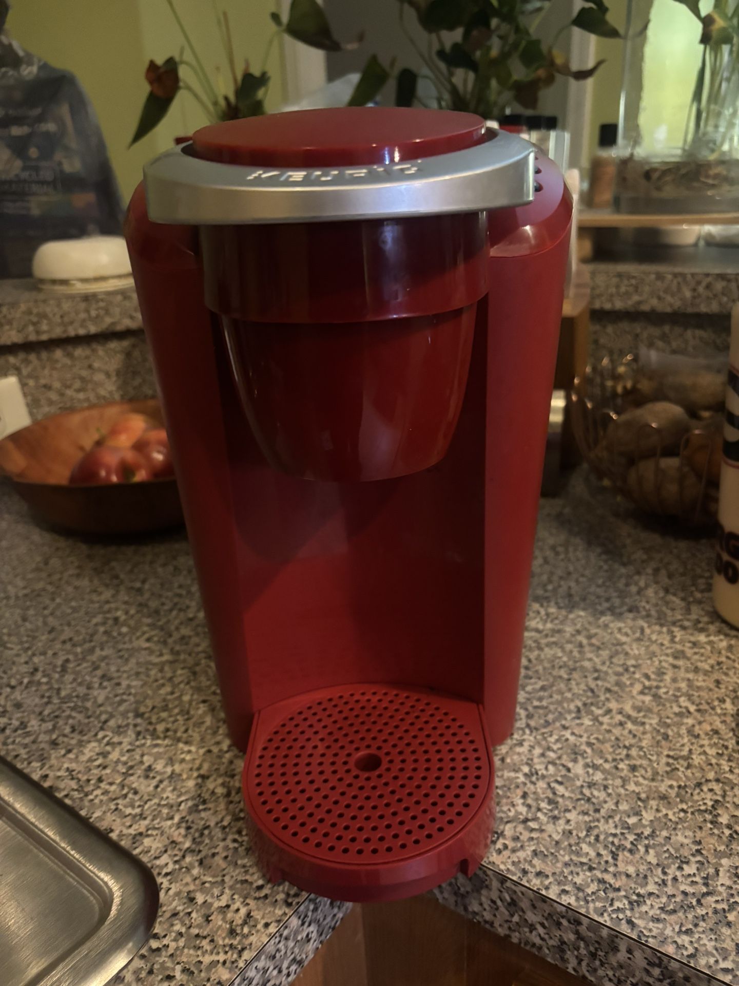 Keurig K-Compact Single-Serve K-Cup Pod Coffee Maker in Red. 🚨SERIOUS BUYERS ONLY BREWS MULTIPLE CUP SIZES: (6, 8, 10 oz.). Enjoy the most popular