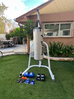 Everlast Heavy Bag with Stand and Gloves Set