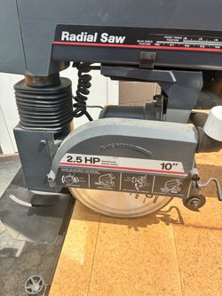 Se vende sierra de brazo radial Craftsman de 10 pulgadas y 2.5 HP en buenas condiciones de funcionamiento. • Características: Motor potente de 2.5 cab