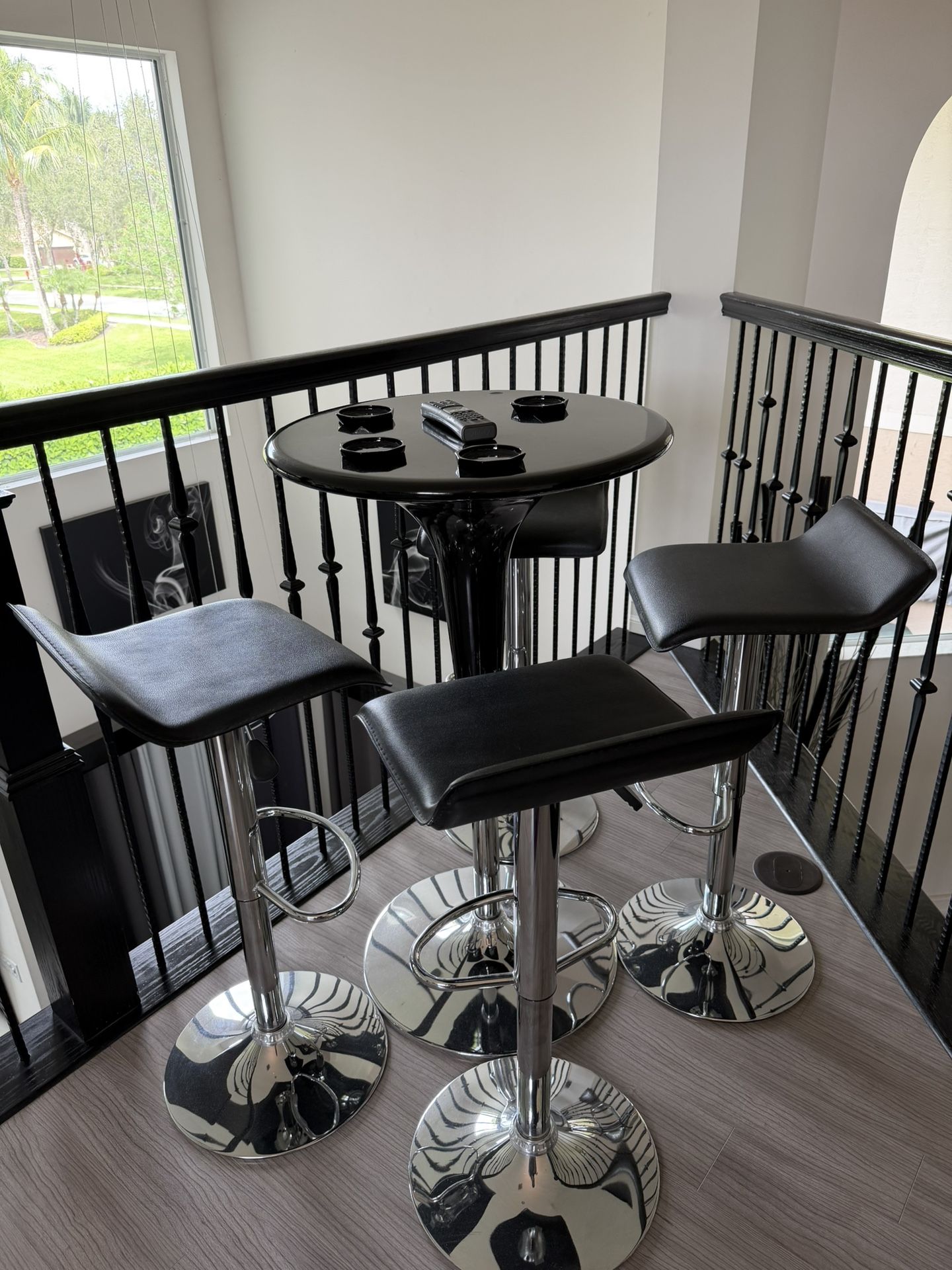 5 Piece Round Table With 4 Stools