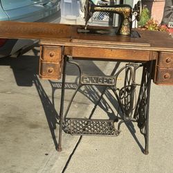 Antique Singer, Treadle, Sewing Machine, 1910