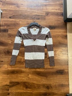 Brand New Woman’s Aeropostale brand Brown and Gray V-Neck Sweater Up For Sale