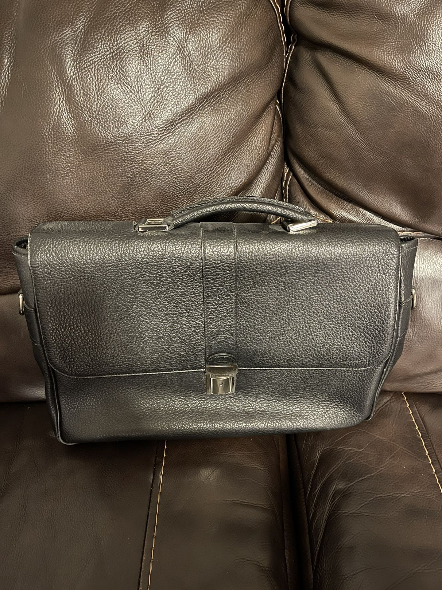 Trafalgar Black Pebble Leather Messenger Bag