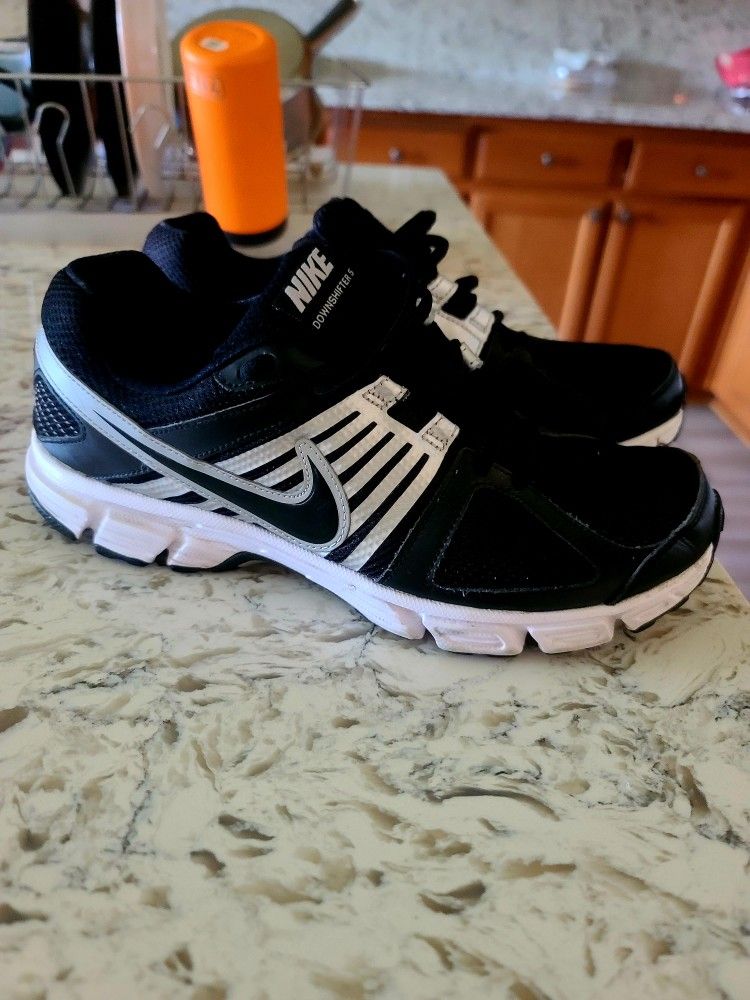 Nike Men Shoes Sz 9.5