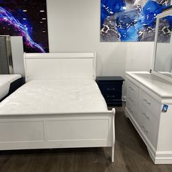 Simple Bedroom Furniture Set with Mirror and Deep Storage