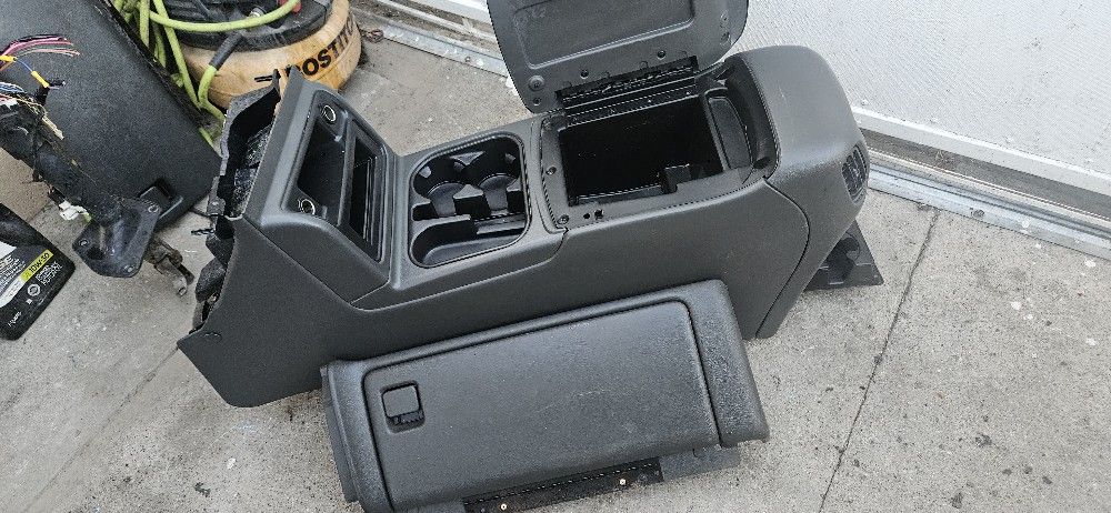 GM Nbs CENER CONSOLE SS SILVERADO AVAILABLE