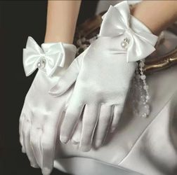 Wrist Length Bow & Pearl Bridal Gloves