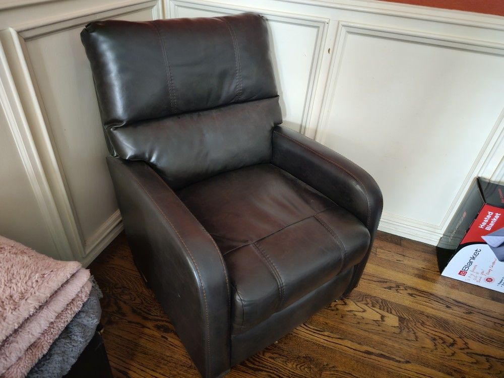 Medium Leather Chair for Sale in Midland, TX OfferUp