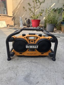 DEWALT MAX Portable Bluetooth Radio plug in