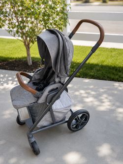 Nuna Stroller — For Sale 🍼 Beautiful Nuna stroller in great used condition. Clean and ready for a new family!