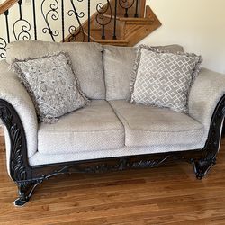 Sofa and loveseat, beige color with six pillows for$500