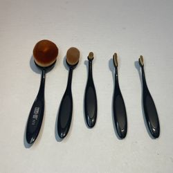 Black Makeup brushes set of 5.   (AE)