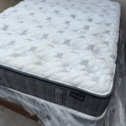 AIRELOOM QUEEN MATTRESS ONLY!! DISPLAY MODEL 
