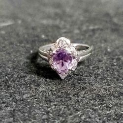 925 Sterling Amethyst cocktail ring

Size 6.5  Weighs 2.6 Grams  