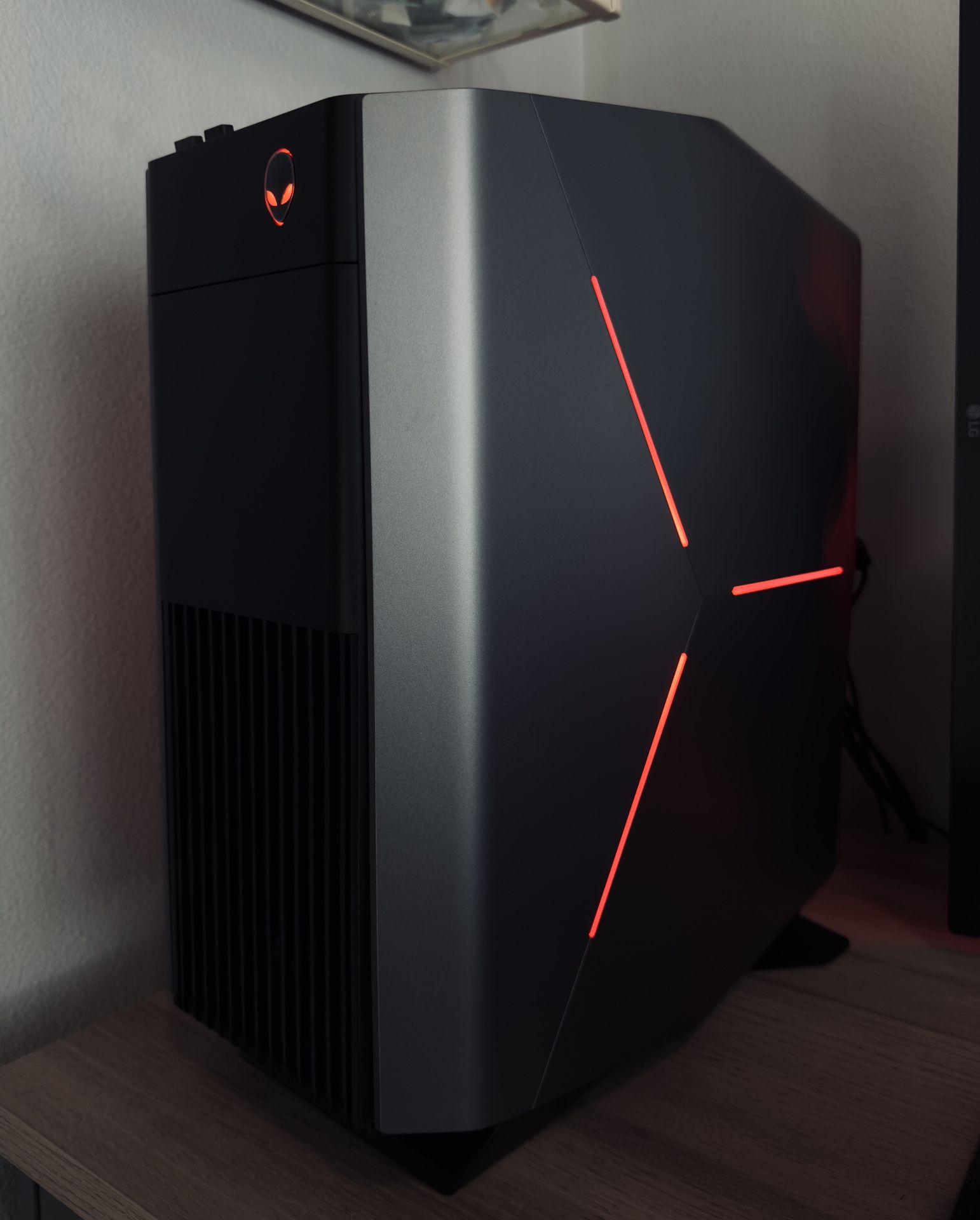 Alienware Aurora R8 Desktop Gaming Computer | Intel i9-9900 | NVIDIA RTX 2070 SUPER