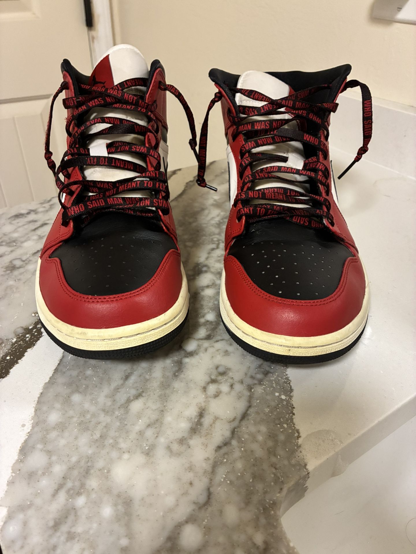 Jordan 1 Retro Chicago Black Toe