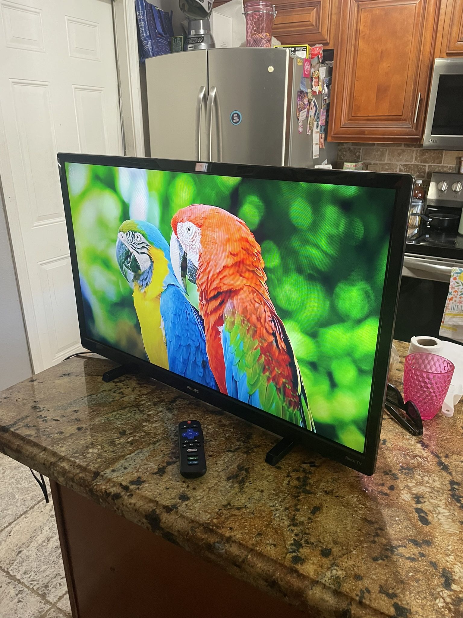 Philips 32" Class HD (720P) Smart Roku Borderless LED TV