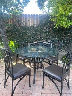 Round glass dinning table