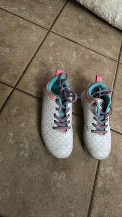 Soccer shoes