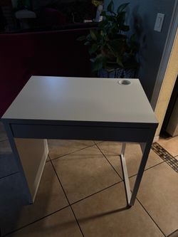 IKEA MICKE Desk