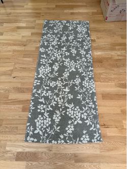 Tahari Runner - Very Good Quality