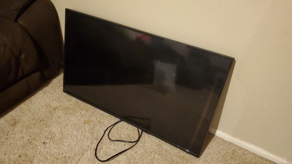 40" Insignia TV