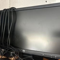 LG 24 Inch  Computer monitors  (2)  Matching Set - Excellent Condition