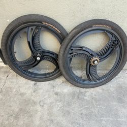USED MOONGOOSE  RIMS WITH  TIRES  ARE GOOD  NEVER  USED THEME  THERE OLD FROM 2O01