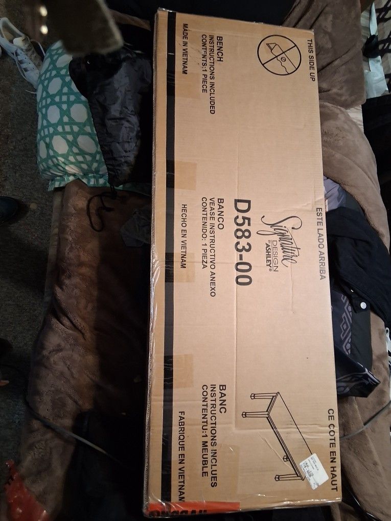 New! Bench, Ashley Furniture (2)avbl