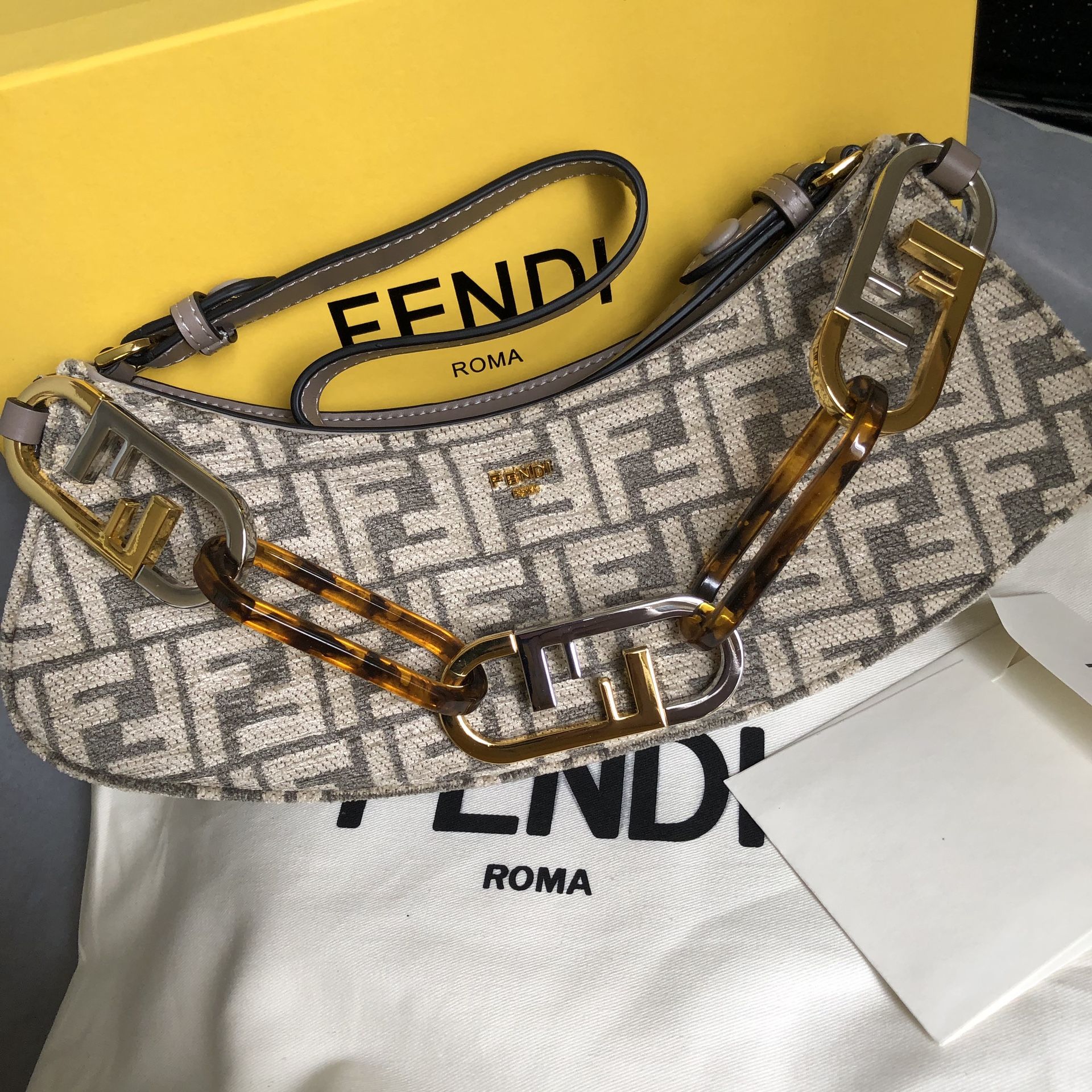 Grey 𝐅𝐞𝐧𝐝𝐢 curved 'O'Lock Swing' bag shoulder bag