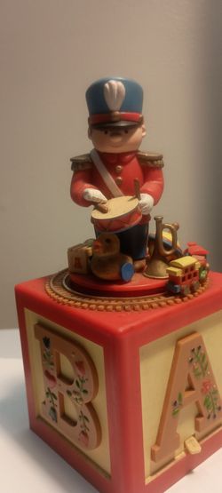1981 ENESCO Music Box