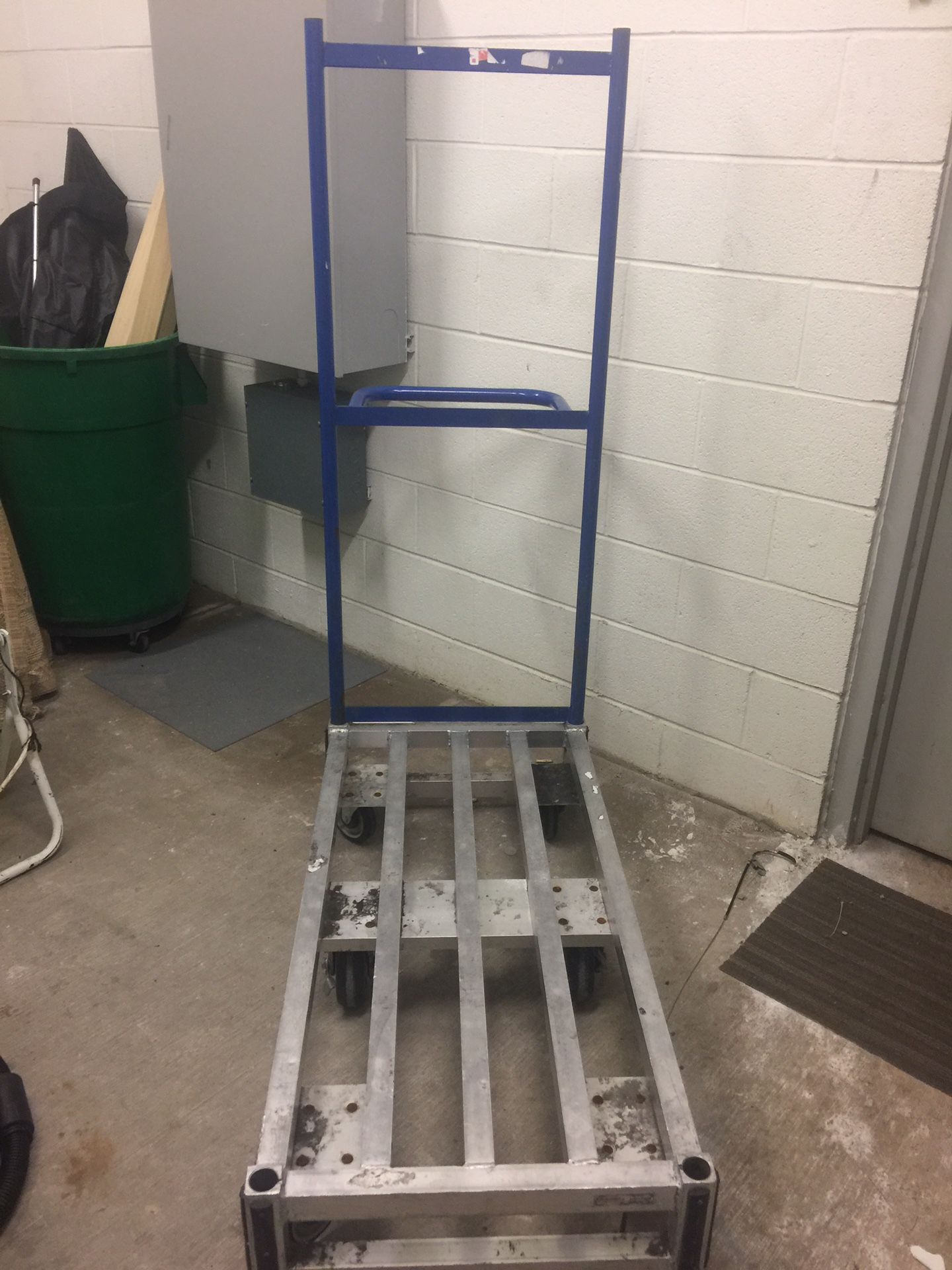 6-Weels aluminum hand truck in good condition.