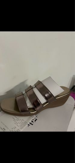 East 5th women’s shoe evergreen heeled sandals size 8M metallic