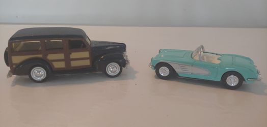 COLLECTIBLE DIE CAST CARS SET OF 2