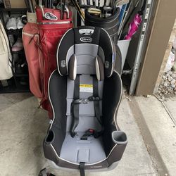 Graco Extend2Fit Convertible Car Seat.