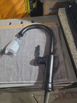 Delta kitchen faucet color black
