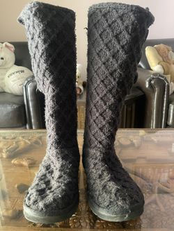 Women’s UGG 3066 Cardy 3 Button Sweater Black Boots Size 6 US. This is pre owned good condition just too small for me now . Thank you and happy biddi