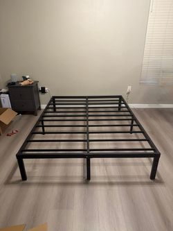 Queen bedframe black