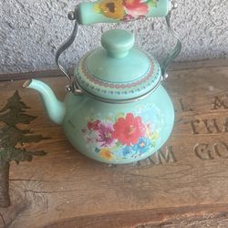 PIONEER WOMAN LIKE NEW TEA POT $20