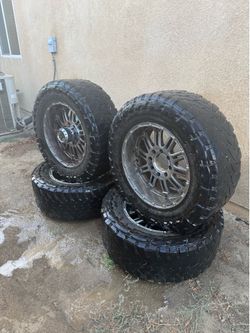 35x12.50 Toyo Open Country Tires on XD Series Wheels – Set of 4