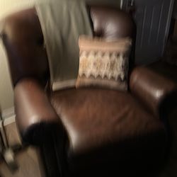 Large Brown Leather  Chair  selling  at a great  price 150$ ask questions  it’s available  for pk up on Everett  Mall way