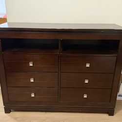 Entertainment Dresser