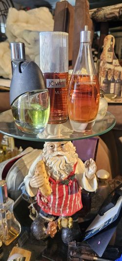 Vintage perfumes different brands some full some half price per pc 