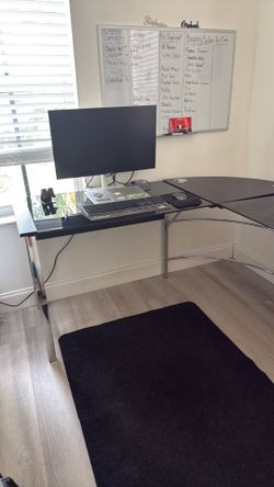 Desk. L shaped