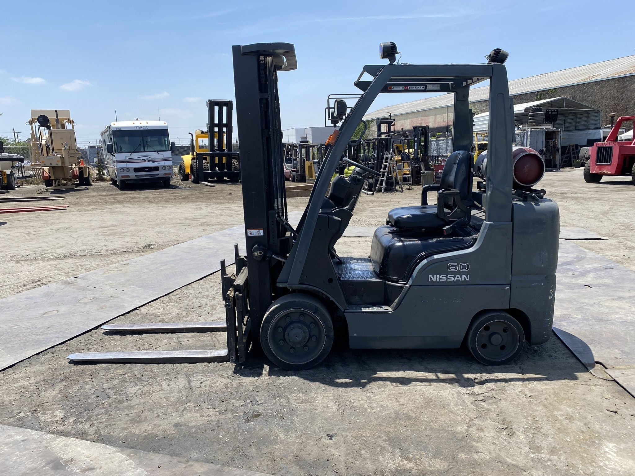 2006 Nissan 6000 LBS three stage side shift 5209 Hours