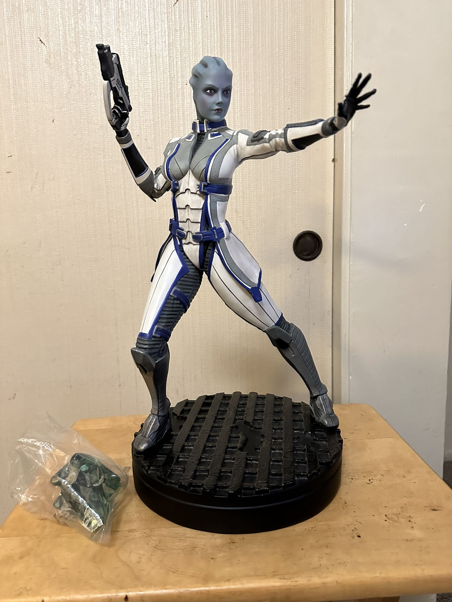 Mass Effect Liara Statue Gaming Heads Action Space Fighter Alien Video Game Hero