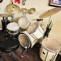 Pearl Drum Set 5pc Plus cymbals
