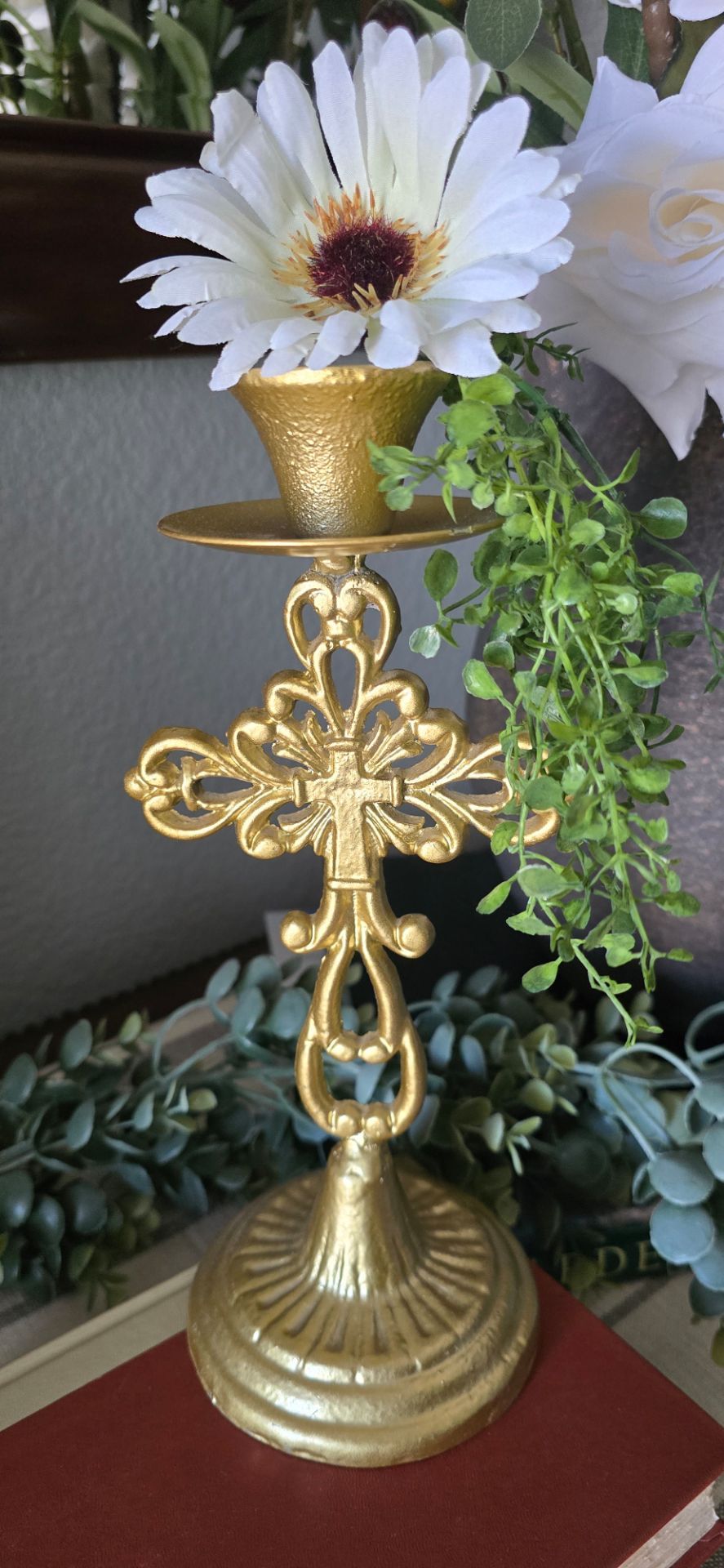✨️Beautiful ✨️Vintage Gold-toned Metal Candlestick Holder featuring an ornate cross design.